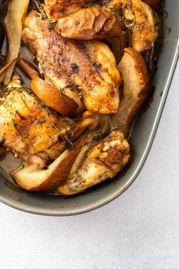 Armut ve kekik ile fırında tavuk, fırında tavuk parçaları ile oval tabak