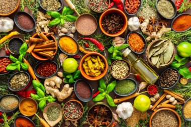 Değişik baharat ve otlardan oluşan bir koleksiyon. Kahverengi bir arka fonda zarif bir şekilde yerleştirilmiş. Doğal güzellikler yayıyor ve güzel kokular yayılıyor.