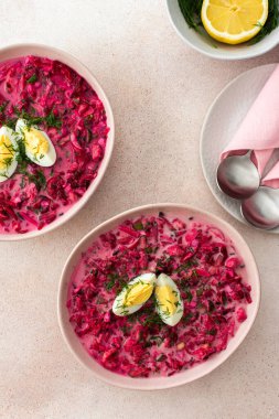 Yaz soğuğu pancar, turp, salatalık, patates ve ottan yapılmış yumurta ile süslenmiş pancar çorbası, ferahlatıcı bir yaz yemeği.