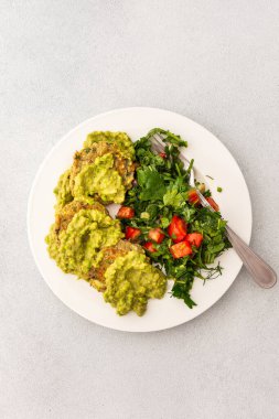 Yeşil bezelye pesto soslu kabaklı sağlıklı bir kahvaltı yapın. Besleyici bir başlangıç için taze mevsimlik sebze ve otlardan oluşan karışık bir salata ile servis edin.