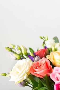 Güzel bir buket canlı gül, okaliptüs, ve beyaz, pembe ve mor renkte narin bir östoma, yıldönümü veya doğum günü kutlaması için mükemmel.