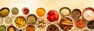 Bej bir zemin üzerine yayılmış çeşitli baharat ve otların toplanması, egzotik aromalar harmanlanarak lezzetli yemekler, afişler