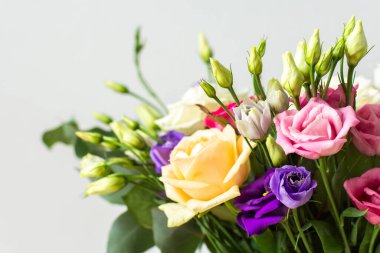 Taze güller ve okaliptüs içeren renkli bir yaz buketi ile özel kutlamalar, güzel ve güzel kokulu bir çiçek aranjmanı oluşturur.