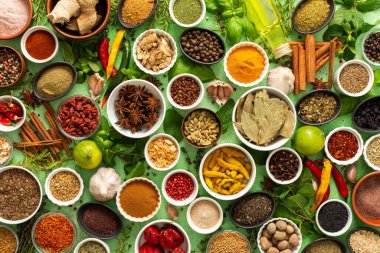 Narin yeşil bir zemin üzerinde taze, çok renkli baharat ve otlardan oluşan canlı bir karışım, yemek pişirmek için mükemmel.