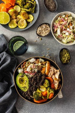 Siyah kinoa, kremalı avokado, kızarmış tavuk, tatlı patates, kabak, brokoli ve taze lahana salatası ile Chia ve susam tohumlu turp.