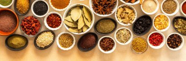 Bej bir zemin üzerine yayılmış çeşitli baharat ve otların toplanması, egzotik aromalar harmanlanarak lezzetli yemekler, afişler
