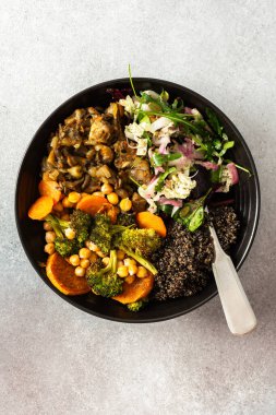 Siyah kinoa, avokado, kızarmış tavuk, tatlı patates, kabak, brokoli ve taze lahana, chia ve susam tohumlu turp salatası ile dengeli bir kahvaltı.