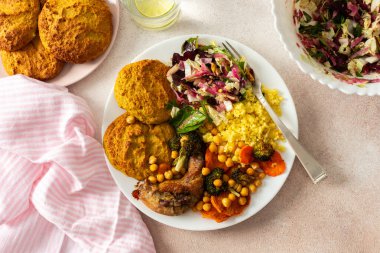 Mercimek kabaklı gözleme, darı, kızarmış tavuk boynu, tatlı patates, brokoli, havuç, nohut, turp, fındık ve mung fasulyesi filizli taze salata ile sağlıklı bir kahvaltı.