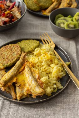 Seremerik pilav, okyanus balığı, brokoli gözlemesi ve kızarmış sebze salatası ile sağlıklı yağ ve proteinle gününüzü canlandırmak için mükemmel bir kahvaltı.