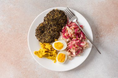 Haşlanmış yumurta, humus ve besin paketi için pancar ile tamamlanmış kinoalı krep, gevrek lahana, turp ve mung fasulyesi filizleri ile canlı, sağlıklı bir kahvaltı.