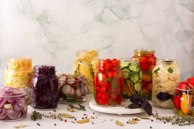 Çeşitli taze sebzeler, lahana ve domates, salatalık ve turp, soğan, mısır, biber ve karnabahar, besleyici ve probiyotik açısından zengin bir besin kaynağı için fermantasyon yapılıyor.