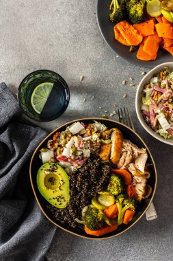 Siyah kinoa, kremalı avokado, kızarmış tavuk, tatlı patates, kabak, brokoli ve taze lahana salatası ile Chia ve susam tohumlu turp.