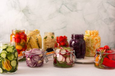 Domates, salatalık ve turp, soğan, mısır, biber ve karnabahar gibi taze lahana fermantasyonu, sağlıklı bir diyet için probiyotikler ve besinler ile paketlenmiş.