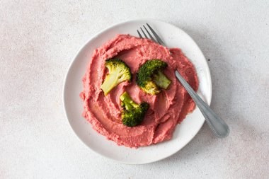 Besleyici ve sağlıklı bir kahvaltı protein zengini lifli bir yemek için pancar humusu içerir.