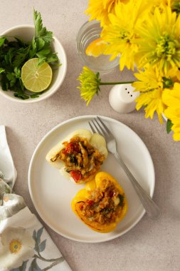 Quinoa, mercimek ve taze sebzelerle doldurulmuş dolma dolma dolma dolmalık biber protein ve lifle dolu lezzetli ve sağlıklı bir kahvaltı veya öğle yemeği seçeneği sunar