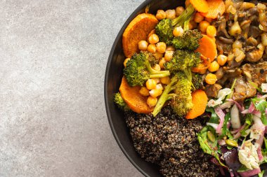 Siyah kinoa, avokado, fırında tavuk, patates, kabak ve brokoli gibi kızarmış sebzelerin yanı sıra taze lahana, turp ve chia tohumlarından oluşan sağlıklı bir kahvaltı.