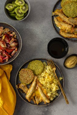 Nefis, dengeli bir kahvaltı zerdeçal pirinci, fırınlanmış okyanus balığı, brokoli gözlemesi ve kızartılmış sebze salatası, enerji verici bir başlangıç için gerekli proteinleri ve sağlıklı yağları sağlıyor.