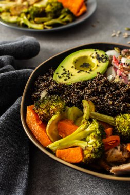 Siyah kinoa, kremalı avokado, kızarmış tavuk, tatlı patates, kabak, brokoli ve taze lahana salatası ile Chia ve susam tohumlu turp.