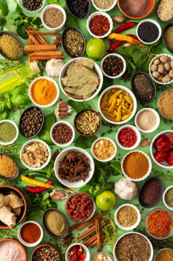 Taze, kokulu baharatlar ve çeşitli renklerde otlar, yumuşak yeşil bir arka planda oturuyorlar, her mutfağa tat getiriyorlar.