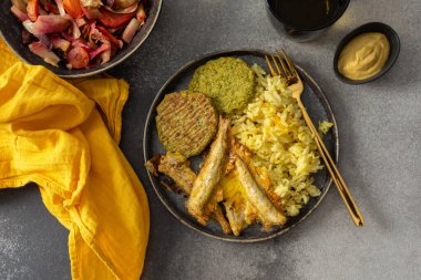 Nefis, dengeli bir kahvaltı zerdeçal pirinci, fırınlanmış okyanus balığı, brokoli gözlemesi ve kızartılmış sebze salatası, enerji verici bir başlangıç için gerekli proteinleri ve sağlıklı yağları sağlıyor.