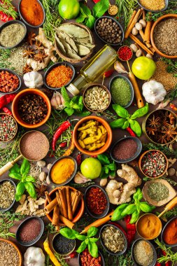 Sıcak kahverengi bir arka planda çeşitli kokulu bitkiler ve baharatlar, görsel çeşitliliklerini gösteren aromatik bir cazibe.