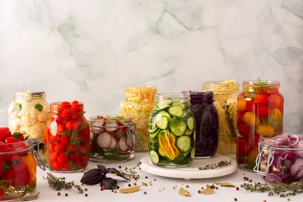 Domates, salatalık ve turp, soğan, mısır, biber ve karnabahar gibi taze lahana fermantasyonu, sağlıklı bir diyet için probiyotikler ve besinler ile paketlenmiş.