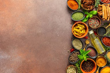 Değişik baharat ve otlardan oluşan bir koleksiyon. Kahverengi bir arka fonda zarif bir şekilde yerleştirilmiş. Doğal güzellikler yayıyor ve güzel kokular yayılıyor.