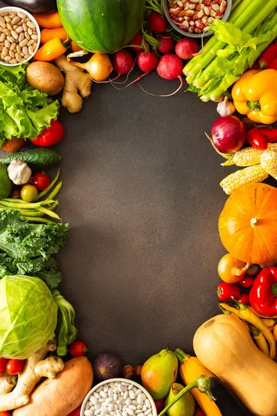 Sonbahar çiftliği hasadından taze organik mevsimlik sebzeler, organik yerel sebzeler, kopyalama alanı.