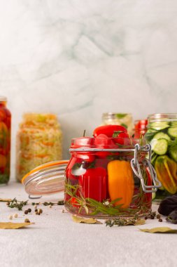 Baharatlı kavanozda mayalanan taze biberler, sağlıklı probiyotik zengini yiyecekler, lahana, domates, salatalık ve karnabahar gibi taze mayalanan sebzeler yaratıyor.