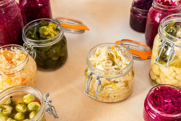 Lahana fermantasyonu, havuçlu beyaz lahana ve tatlı biber soğanlı kırmızı lahana, brokoli ve Brüksel lahanası ve karnabahar, lahana turşusu.