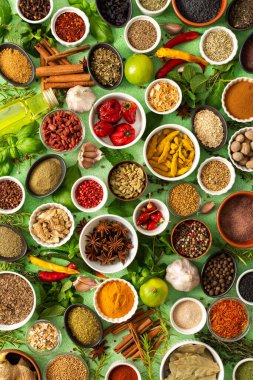 Taze, kokulu baharatlar ve çeşitli renklerde otlar, yumuşak yeşil bir arka planda oturuyorlar, her mutfağa tat getiriyorlar.