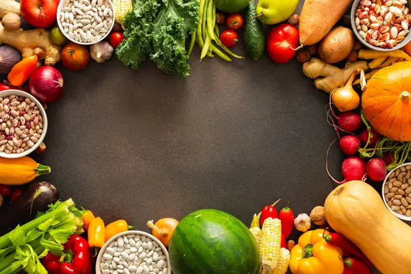 Sonbahar çiftliği hasadından taze organik mevsimlik sebzeler, organik yerel sebzeler, kopyalama alanı.