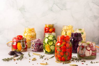 Çeşitli taze sebzeler, lahana ve domates, salatalık ve turp, soğan, mısır, biber ve karnabahar, besleyici ve probiyotik açısından zengin bir besin kaynağı için fermantasyon yapılıyor.