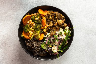 Siyah kinoa, avokado, kızarmış tavuk, tatlı patates, kabak, brokoli ve taze lahana, chia ve susam tohumlu turp salatası ile dengeli bir kahvaltı.