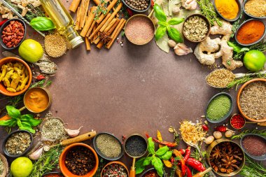 Değişik baharat ve otlardan oluşan bir koleksiyon. Kahverengi bir arka fonda zarif bir şekilde yerleştirilmiş. Doğal güzellik yayıyor.