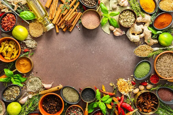 Değişik baharat ve otlardan oluşan bir koleksiyon. Kahverengi bir arka fonda zarif bir şekilde yerleştirilmiş. Doğal güzellik yayıyor.