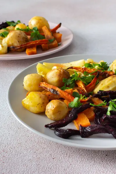 Patates, kabak, havuç ve pancar gibi fırında pişmiş sebzelerle birlikte sağlıklı ve lezzetli bir kahvaltı ve öğle yemeğinin tadını çıkarın. Günün her saatinde besleyici ve lezzetli bir yemek sunar.