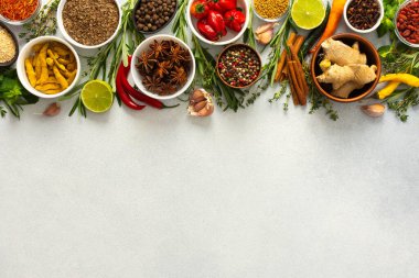 Gri arka planda canlı bir baharat ve şifalı bitki karışımı, herhangi bir tarife lezzetli bir ilave sunar, üst görünüm, kopyalama alanı