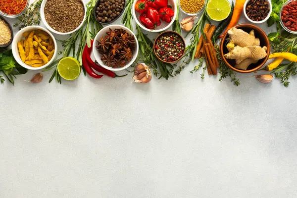 Gri arka planda canlı bir baharat ve şifalı bitki karışımı, herhangi bir tarife lezzetli bir ilave sunar, üst görünüm, kopyalama alanı