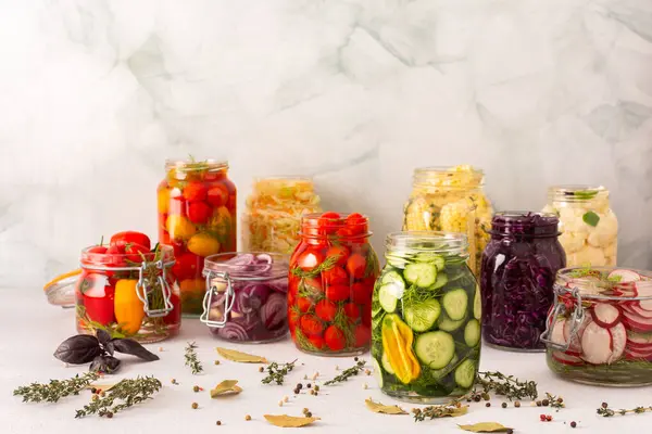 Çeşitli taze sebzeler, lahana ve domates, salatalık ve turp, soğan, mısır, biber ve karnabahar, besleyici ve probiyotik açısından zengin bir besin kaynağı için fermantasyon yapılıyor.