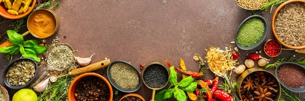 Kahverengi bir yüzeyde taze baharat ve otların görsel olarak çarpıcı bir düzeni, canlı renklerini, karmaşık ayrıntılarını ve zengin mutfak özünü, afişini,