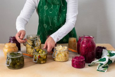 Farklı lahana mayalamak, beyaz ve kırmızı lahana, Brüksel ve karnabahar, brokoli, lahana mayalayan kadın