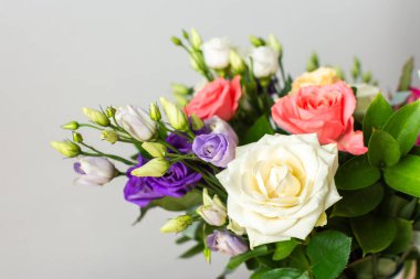 Taze güller ve okaliptüs içeren renkli bir yaz buketi ile özel kutlamalar, güzel ve güzel kokulu bir çiçek aranjmanı oluşturur.