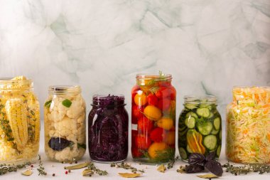 Lahana, domates, salatalık, mısır, biber ve karnabahar gibi taze sebzeler, sağlıklı beslenmek ve besinleri korumak için doğal olarak mayalanır.