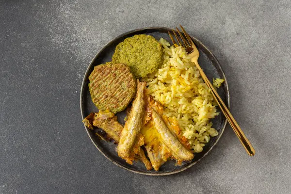 Brokoli krepleri ve kızartılmış sebzelerle tamamlanmış pişmiş okyanus balığıyla zerdeçal pilavı içeren sağlıklı bir kahvaltı besleyici ve doyurucu bir yemek sunar.