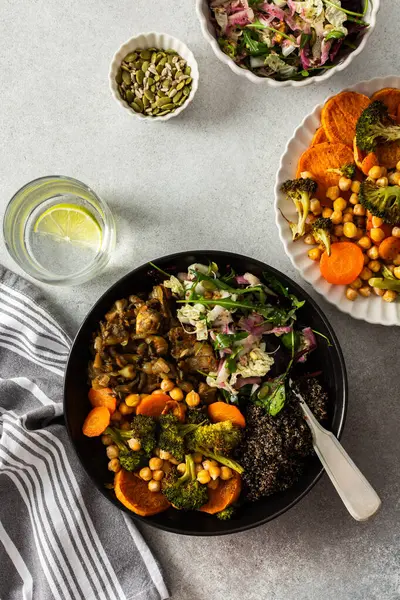 Üzerinde taze lahana ve turp salatası olan dengeli bir kahvaltı kasesi, avokado, kızarmış tavuk ve tatlı patates.