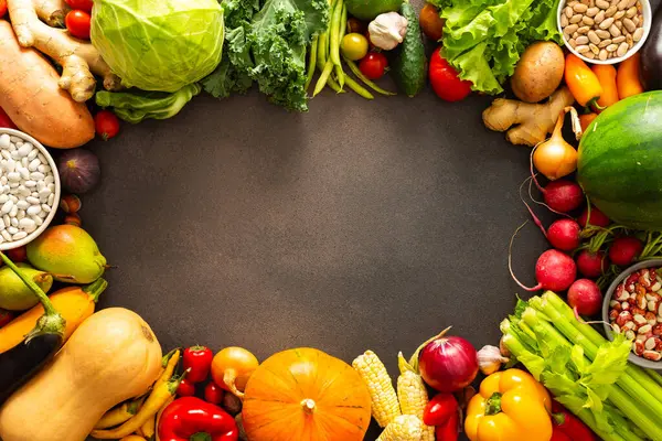 Sonbahar çiftliği hasadından taze organik mevsimlik sebzeler, organik yerel sebzeler, kopyalama alanı.