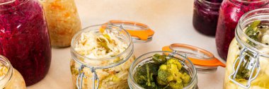Lahana fermantasyonu, havuçlu beyaz lahana ve tatlı biber soğanlı kırmızı lahana, brokoli ve Brüksel lahanası ve karnabahar, lahana turşusu.