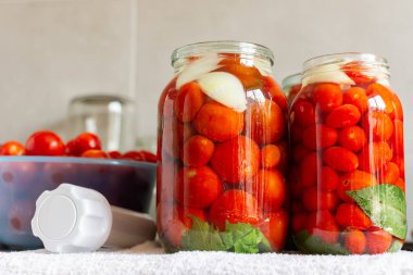 Ev yapımı domates reçelleri ve domates suyu. Kışın depolanması için konserve ve mühürlü. Lezzet ve tazeliğin korunması.