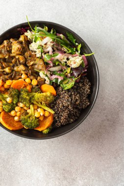 Siyah kinoa, avokado, fırında tavuk, patates, kabak ve brokoli gibi kızarmış sebzelerin yanı sıra taze lahana, turp ve chia tohumlarından oluşan sağlıklı bir kahvaltı.